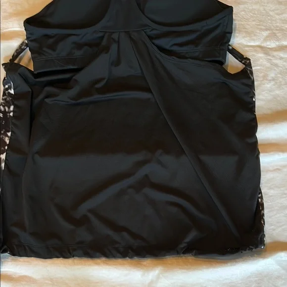 Sleek Black Strappy Tank Top - Picture 10 of 10